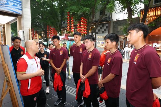 陈独秀亲自起草、连夜印刷了《北京市民宣言》，在北京新世界游艺场屋顶，将漫天的传单洒向露天影院，被在场的巡警和密探拘捕